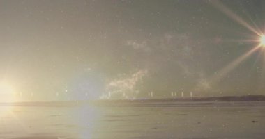 Yetişkin bir kadın dansçı rüzgar eşarbı yakalıyor, tanıtım için yıldızlı sahilin altına sıçrıyor. Hareket, zarafet, dinginlik, doğal, sanatsal, atmosferik, ufuk