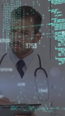 Not defterine yazan doktorların sayıları ve bilgisayar dilini değiştirme animasyonu. Dijital bileşik, çoklu maruz kalma, büyüme, kodlama, tıbbi, sağlık ve teknoloji konsepti.