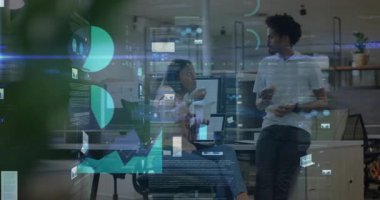 İki meslektaş iş analizi için kıvılcım saçan grafikler ve turta grafikleri hazırlıyor. İşbirliği, takım çalışması, yenilik, veri görselleştirme, profesyonel, modern, içgörü