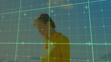 Model üzerinde aşağı doğru kayan kamera yeşil ızgara ile sarı romper görüntüleme moda teknolojisi tarama. Plaj, yaz, eğlence, moda, açık hava, huzur, teknoloji