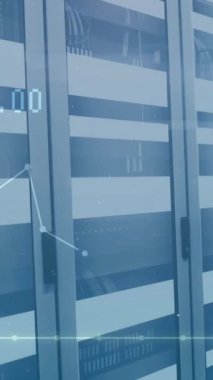 Bilgisayar sunucuları üzerinden finansal veri işleme animasyonu. Küresel finans, iş, bağlantılar, hesaplama ve veri işleme kavramı dijital olarak oluşturulmuş video.