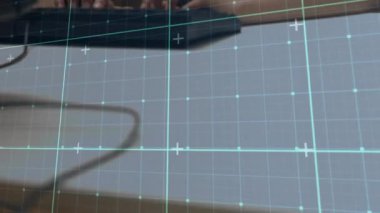 Öğrenci, okul laboratuvarında klavyede klavyeyle yazı yazmaya başlıyor, ızgara kaplamasını gösteriyor ve daktiloyu geliştiriyor. Eğitim, teknoloji, odaklanma, konsantrasyon, öğrenme, dijital, sınıf