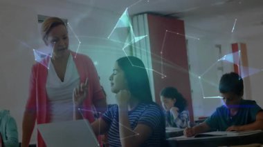 Öğrenciye ulaşan öğretmen, eğitim için dünyayı laptopun üstünde döndüren animasyon düğümleri topluyor. Eğitim, dijital öğrenme, teknoloji, işbirliği, yenilik, sınıf, fütürizm