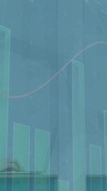 Çeşitli kadın iş arkadaşlarının masa başında tartıştığı birden fazla grafiğin animasyonu. Dijital bileşik, çoklu pozlama, rapor, iş, büyüme ve takım çalışması kavramı.