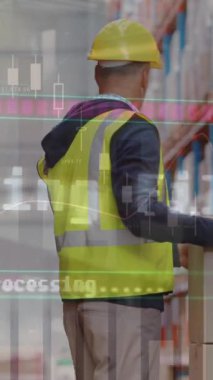 Depoda sırtı ağrıyan Kafkas kıdemli işçi hakkında istatistiksel veri işleme. Lojistik işi ve teknoloji konsepti