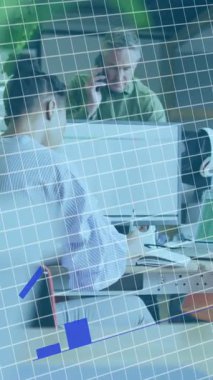 Ofiste finansal grafikler ve veri işleme animasyonlarıyla çalışan iş adamları. finans, takım çalışması, işbirliği, veri analizi, şirket, yönetim