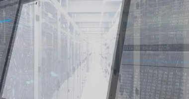 Sunucu koridorunu ilerleterek şifreleme kodlarını gösterirken yarı saydam panelin kaymasına neden oluyor. Teknoloji, siber güvenlik, veri, yenilik, dijital, fütürizm, ağ