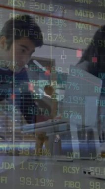 Ofisteki iş adamları üzerinde finansal veri işleme animasyonu. Küresel iş, hesaplama, bağlantılar ve dijital olarak oluşturulmuş video işleme kavramı.