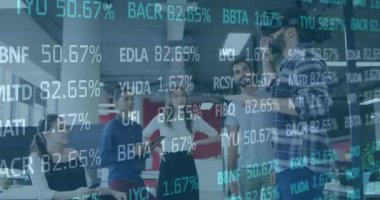 VR kullanıcısı kulaklık takıyor ve el sallıyor, yüzen finans grafikleri güncellenirken takım tableti tıkırdatıyor. İşbirliği, yenilik, veri görselleştirme, teknoloji, takım çalışması, dijital, kurumsal