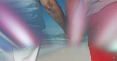 Kamera, çiftlerin el ele tutuşup yürüyen plaj renklerini seyahat atmosferini şekillendirirken gösteriyor. Romantizm, dinginlik, sükunet, arkadaşlık, uyum, günbatımı, pastel