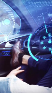 Otomatik arabada rahatlayan kişi üzerinde gelecekçi dijital arayüz animasyonu. Teknoloji, yenilik, eğlence, ulaşım, modern, lüks