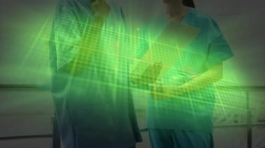 İki hemşire koridordaki tablet üzerindeki holografik hasta verilerini aktifleştirirken kılavuz notları yönlendiriyor. Tıbbi, işbirliği, fütüristik, teknoloji, profesyonel, takım çalışması, yenilik