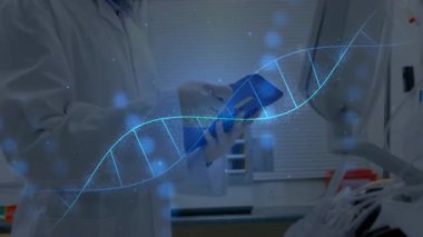 Kadın laboratuvar araştırmacısı, DNA sarmal veri incelemesini yoğunlaştırarak dosyaya giriş yapıyor. Bilim adamı, laboratuvar, araştırma, yenilik, teknoloji, genetik, analiz