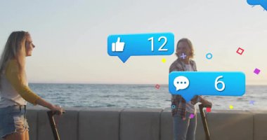 Gün batımında yüzen sosyal uyarıları takip eden bir çift mobilete biniyor. Çift, macera, teknoloji, açık hava, eğlence, bağlantı, modern