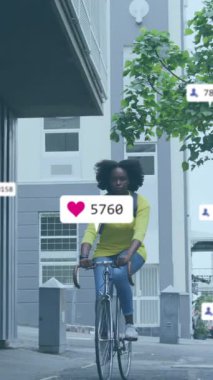 Şehirde bisiklet süren Afro-Amerikan kadın medya simgelerinin canlandırılması. Sosyal medya ve dijital arayüz konsepti dijital olarak oluşturulmuş video.