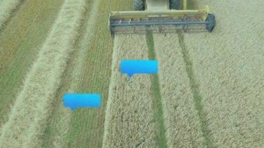 Çerçeveye giren insansız hava aracında, sarı buğday kesme ve yumurtadan çıkan sohbet baloncuklarını birleştirerek mesajları gösteriyor. Tarım, makine, hasat, iletişim, teknoloji, hava, üretkenlik