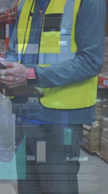 Depoda çalışan adamın veri işleme animasyonu. küresel sevkiyat, dağıtım ve bağlantılar konsepti dijital olarak oluşturulmuş video.