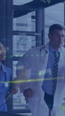 Doktor ve hemşire hastanede birlikte çalışıyorlar. Çeşitli finansal veri işleme ile dijital arayüz.