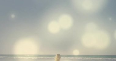 Bokeh 'in soluklaşması, kadınları sörften daha derine doğru hafif kürelerle yürümeye tetikliyor. Dinginlik, sükunet, farkındalık, doğa, yansıma, ortam, sağlık