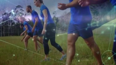 Fitness takımı başlangıç sinyalini veriyor ve ağın altındaki çayırda hızla koşuyor. Atletizm, takım çalışması, canlılık, dayanıklılık, motivasyon, açık hava, dinamik