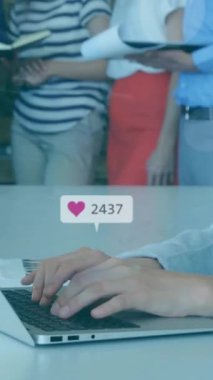 Kafkasyalı meslektaşlar hakkında sosyal medya tebligatlarının günlük ofiste tartışılması. Veri, sosyal ağ, dijital arayüz, iş ve iletişim, dijital olarak oluşturulmuş video.