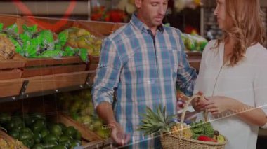 Birkaç alışveriş mağazası, ananas gösteren bir kadın, erkeğin sertliği kontrol etmesini engelliyor. Taze ürün, market alışverişi, çift, sağlıklı yaşam, doğal gıdalar, organik, perakende