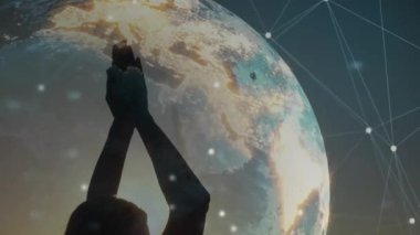 Kumsala ayak basan, kol yogası yapan, dünyayı döndüren, veri bağlantısını gösteren bir kadın. Dinginlik, farkındalık, dijital, küresel, bağlantı, meditasyon, tefekkür