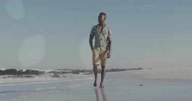 Seyyah sığ suya adım atarak hareketli lenslerin parlamasını başlatarak sahil seyahati sahnesini gözler önüne seriyor. Deniz kıyısı, yalnızlık, dinginlik, rahatlık, doğa, refah, yansıma