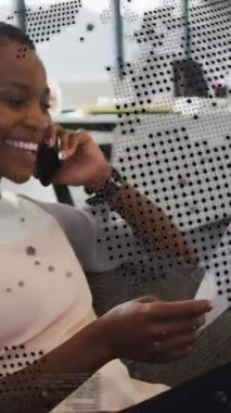 Dönen dünyanın animasyonu, ofiste evrak okuyan Afrikalı Amerikalı bir kadının veri işlemesi. Küresel ağ ve iş teknolojisi kavramı