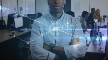 Ofis çalışanı holografik çember alıyor sonra da veri paylaşımı için ağ düğümleri kuruyor. Teknoloji, işbirliği, dijital, yenilik, takım çalışması, modern, bağlantı