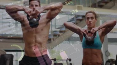 Beden eğitimi seansında partnerler hareketli çizelgelerle dikey kettlebell sıralarını takip ediyorlar. Kuvvet, dayanıklılık, fitness, eğitim, biyometrik, hareket, ilerleme