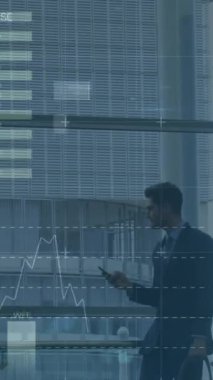 Akıllı telefon kullanan beyaz iş adamının finansal verilerinin ve grafiklerinin animasyonu. küresel iş, finans, ekonomi ve teknoloji konsepti dijital olarak oluşturulmuş video.