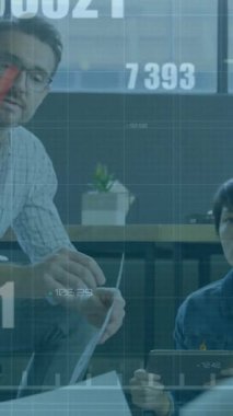 Düşen grafiğin animasyonu ve çeşitli iş arkadaşlarının ofiste fikirlerini paylaşmaları üzerine değişen numaralar. Dijital bileşik, çoklu pozlama, rapor, iş, büyüme, kayıp, planlama ve takım çalışması kavramı.