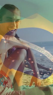 Brezilya bayrağının sahilde otururken çeşitli arkadaşlarla tartışarak dalgalanması. Dijital bileşim, çoklu pozlama, arkadaşlık, birliktelik, özgürlük, hükümet ve vatanseverlik kavramı.