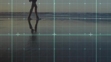 Gün batımında, dijital ızgara ölçüm hareketiyle ıslak kumda dönen bir kadın soldan giriyor. Huzur, zarafet, yansıma, hareket, farkındalık, sükunet, ahenk