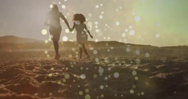 Çiftler gün batımındaki kum tepelerine çıkar ve Bokeh 'le romantik bir seyahat yakalarlar. Romantizm, macera, siluet, açık hava, manzara, sükunet, tasasız