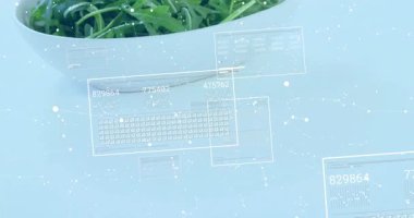 Benekli arka plan başlatma panelleri beyaz kasenin üzerinde beliriyor ve yeşil yaprakları tarıyor. Teknoloji, yenilik, veri, izleme, analitik, minimalizm, fütüristik