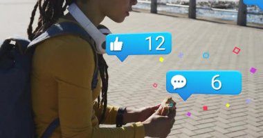 Yetişkin bir kadın, deniz kenarındaki gezinti alanında sandviçi suni teneffüs yaparak sosyal medyaya yorum simgeleri gibi yansıtıyor. Gezgin, boş zaman, iletişim, açık hava, yaşam tarzı, modern, manzaralı