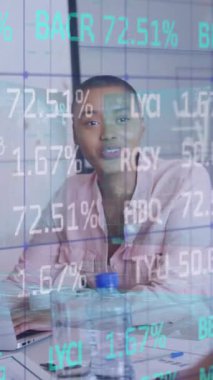 Ofisteki çeşitli iş adamları üzerinde veri işleme animasyonu. Küresel iş ve dijital arayüz kavramı, dijital olarak oluşturulmuş video.