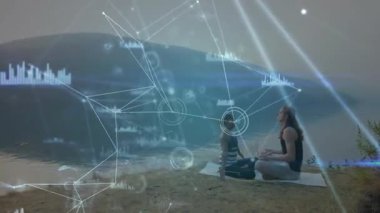 Egzersiz partnerleri göl yogasına başlarken holografik verilerin üst üste binmesi ve yukarı doğru gerilmesine tepki veriyorlar. Farkındalık, sükunet, görselleştirme, refah, bağlantı, dinginlik, teknoloji