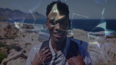 Erkek yürüyüşçülerin elinde patika şeritleri vardır. Canlandırılmış teknoloji hatları, bağlantıyı gösteren küre oluşturur. Macera, keşif, yenilik, bağlantı, açık hava, fütüristik, dayanıklılık