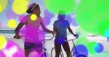 Bisiklet süren çiftler, güneşli sahilde gülüşmeler teknoloji çemberlerinin manzarayı kaplamasına neden oluyor. Romantizm, açık hava, eğlence, coşku, dostluk, rahatlama, macera