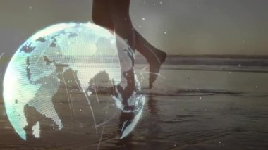 Kadının bacakları ıslak kuma basıyor. Teknoloji gösterisi için yörünge halkalarıyla dönen dünyayı aktifleştiriyor. Fütürist, sürükleyici, sinerji, bağlantı, yansıtıcı, soyut, dinamik