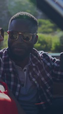 Çevresel veri animasyonları üst üste konmuş üstü açık arabadaki gülen çift. Yolculuk, macera, mutluluk, seyahat, özgürlük, teknoloji