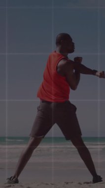 Sahilde gerinen Afro-Amerikan formda bir adamın dikiz aynasındaki kırmızı ışık çizgileri. Spor ve spor teknolojisi kavramı