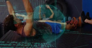 Eğitmen sinyalleri, spor salonunun zeminindeki grup kaldırma işlemlerine spor salonu için dönen küreyle başlayın. Fitness, grup, dijital, çekirdek, egzersiz, modern, egzersiz