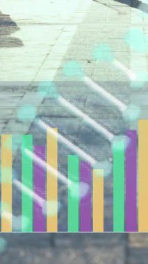 Gün batımında şehrin üzerinde hareket eden mor ışığın animasyonu. Küresel bağlantılar spor fitness ve veri işleme konsepti dijital olarak oluşturulmuş video.