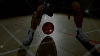 Sahada top sürme başlıyor, atlet bacak bacak üstüne atarak koşma alıştırması yapıyor. Sporcu, spor, hareket, dinamik, konsantrasyon, adrenalin, çeviklik