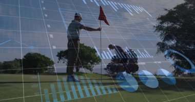 Golfçü yaklaşıyor, hizalanıyor, vuruşunu yaparken yol arkadaşı bayrak ve teknik çizelgeleri güncelliyor. Spor, analitik, kesinlik, rekabet, açık hava, strateji, takım çalışması