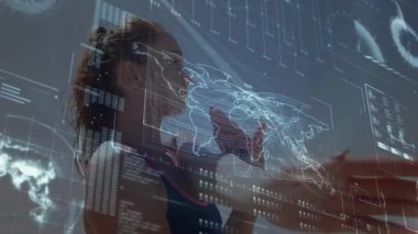 Kollarını uzatan, güç eğitimi için içe doğru baskı yapan bir kadın, holografik haritalarla örtüşüyor. Fitness, technology, innovation, motivasyon, wellness, modern, momentum